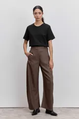 Remera negra de manga corta y cuello redondo, de corte holgado.