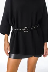 Cinturón de cuero negro con diseño de ojales en forma de flor y hebilla metálica plateada de media luna.