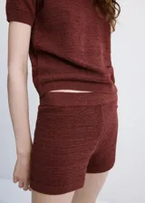 Short de punto color marrón, de tiro medio y diseño entallado, con cintura elástica.