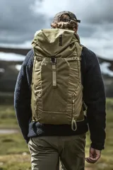 Mochila de senderismo y uso diario Thule AllTrail X 25L, color marrón nutria. Fabricada en lona de poliéster encerado reciclada, cuenta con compartimento principal con acceso lateral, funda interna para computadora portátil o hidratación, bolsillo frontal Shove-it, correas de compresión laterales, cinturón de cadera ajustable y panel posterior respirable.