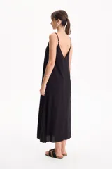 Vestido largo negro de viscosa, sin mangas y con tirantes finos, de corte holgado y fluido.
