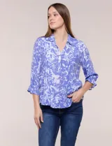 Blusa azul con estampado tipo pincelada en tonos blancos, cuello solapa con escote en V, media abotonadura frontal con botones nacarados, mangas tres cuartos con puños elásticos y diseño semi holgado.