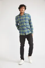 Camisa de manga larga confeccionada en algodón, con diseño de cuadros grandes en tonos azul y verde. Presenta cuello clásico, cierre frontal con botones, un bolsillo en el pecho y logo bordado.