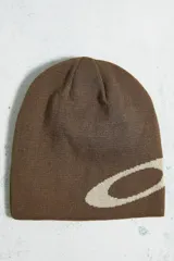Gorro beanie de punto fino, color marrón con diseño jacquard del logotipo Ellipse en tono crema. Modelo reversible de silueta sencilla.