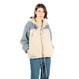 Campera con capucha color beige y mangas azul grisáceo de corderito. Tiene cierre frontal, puños ajustados y tres bolsillos frontales, uno con cierre.