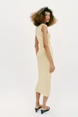 Vestido midi negro con escote asimétrico, sin mangas y detalle de drapeado delantero.