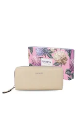 Billetera larga tipo sobre de la marca Lincoln's, confeccionada en material sintético con textura suave en color beige. Presenta un cierre perimetral metálico y el logo de la marca grabado en la parte frontal.