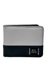 Billetera gris con detalles en negro, con bolsillo y varios compartimentos.