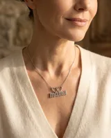 Collar de plata 925 con dije que presenta la palabra 'mamá' en cursiva coronada por dos corazones entrelazados.