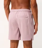Bermuda deportiva Get Over para hombre, color negro, confeccionada en tejido tecnológico de poliéster con elastano. Presenta cintura elástica con cordón ajustable y bolsillos laterales con cierre.