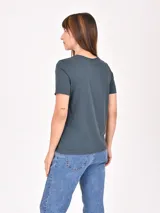 Remera de algodón color negro con efecto lavado, cuello redondo y mangas cortas con terminación al corte.