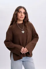 Buzo de punto color marrón con cuello redondo, mangas largas y diseño holgado.