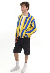 Campera con cierre frontal, cuello clásico y puños elásticos. Diseño a rayas verticales en colores azul, amarillo y naranja.