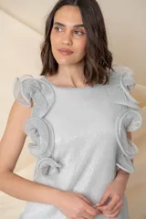 Blusa sin mangas de gasa plisada con lurex, color dorado, con cuello redondo y volados armados en los hombros.