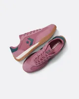 Championes Converse Run Star Trainer Ox de color rosado, con detalles en verde oscuro y suela de goma con relieve dentado.
