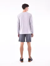 Remera negra de manga larga con cuello redondo.