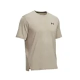 Remera deportiva Under Armour color beige, de corte holgado, con cuello redondo y mangas cortas. Logo de la marca en el pecho. Fabricada en tejido transpirable con paneles de malla para ventilación y tecnología anti-olor.