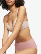 Bombacha hipster de talle alto color rosa, sin costuras y con logo de Calvin Klein en la cintura.