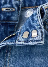 Jeans de denim de tiro medio y corte recto, con diseño clásico de cinco bolsillos y lavado azul medio.
