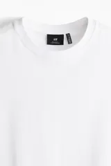 Musculosa de punto liviano con cuello redondo y sisas con ribete acanalado. Presenta un corte estándar y bajo recto, confeccionada con tecnología Coolmax para mayor transpirabilidad.