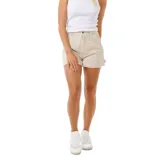 Bermuda de pana color beige con bolsillos laterales y traseros, cierre frontal con botón y cremallera, y ruedo desflecado.