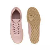 Championes Lacoste modelo Aura, color rosado con suela de goma en tono beige. Presentan un diseño de cuero con textura granulada, cierre de cordones al tono y el icónico logo del cocodrilo metálico en el lateral.