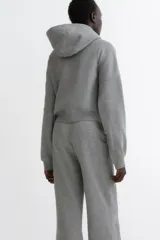 Pantalón deportivo de felpa con corte acampanado, cintura elástica con cordón ajustable e interior cepillado suave.