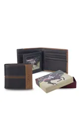 Billetera de cuero para hombre con diseño bicolor, combinando tonos marrón y negro. Cuenta con solapa central, múltiples ranuras para tarjetas, compartimento para billetes y visor transparente. Presenta el logo de la marca grabado en el frente.