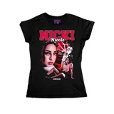 Remera negra de corte entallado con estampa gráfica frontal de la artista Nicki Nicole en tonos rojos y blancos.