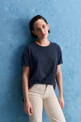Jean de tiro alto con corte recto, confeccionado en denim con spandex. Presenta un lavado gris oscuro con efecto desgastado, cierre frontal con botón y bolsillos laterales y traseros.