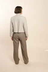 Pantalón de vestir marrón con textura tweed, de tiro alto y pierna recta.