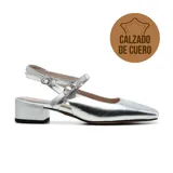 Zapato de vestir negro charol con punta fina, dos tiras finas sobre el empeine y taco bajo cuadrado.