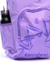 Mochila Umbro de color gris oscuro con diseño estampado en el bolsillo frontal. Cuenta con compartimento principal con cierre, bolsillo frontal con cierre, bolsillos laterales de red y logo de la marca aplicado en la parte superior.