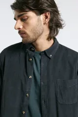 Camisa de manga larga confeccionada en pana de algodón, con cuello button-down y bolsillo frontal en el pecho.