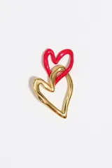 Caravanas con diseño de dos corazones entrelazados de textura irregular. Presentan un acabado bicolor en tonos dorado y plateado.