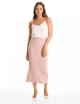 Falda midi de tejido con lurex, color beige, con pretina ancha elastizada y tajo en el ruedo trasero.