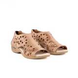 Sandalia baja de cuero color beige, con diseño cerrado en el talón y perforaciones circulares en el empeine. Cuenta con suela de goma con cámara de aire en el talón y plantilla marrón.