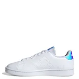 Championes Adidas modelo Advantage, de diseño inspirado en el tenis, color blanco con detalles en azul claro en la lengüeta y un toque iridiscente en el talón. Presentan perforaciones laterales que forman las tres bandas características de la marca y suela de caucho.