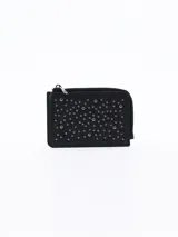 Billetera negra con cierre de cremallera y apliques metálicos circulares.