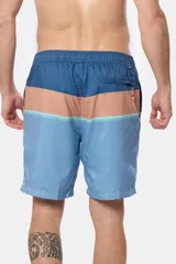 Bermuda de baño con diseño a rayas horizontales en tonos azul, celeste y salmón. Confeccionado en microfibra de secado rápido y cintura elástica con cordón ajustable.