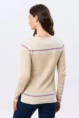 Buzo tejido de algodón con diseño a rayas en tonos beige, blanco y lila, de manga larga y cuello redondo, con calce relajado.