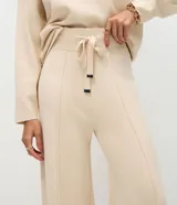 Pantalón recto de tricot con cintura elástica, confeccionado en mezcla de viscosa.