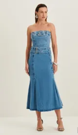 Falda midi de jean celeste con corte acampanado y cinto con hebilla metálica.