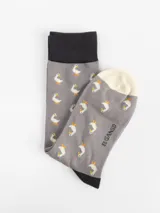 Medias de caña media color gris con estampado de gansos, puño superior oscuro y puntera en tono crudo.