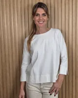 Remerón manga larga de algodón color marrón oscuro, con escote redondo y diseño holgado.