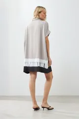Vestido camisero color beige con detalle de teñido tie dye en blanco y negro en el ruedo.