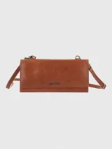 Billetera y cartera cruzada Hush Puppies modelo Om Farrow Strap, confeccionada a mano en cuero natural color caramelo. Cuenta con solapa con cierre imantado, ranuras para tarjetas, bolsillos para billetes y compartimentos con cierre de cremallera. Incluye correa ajustable y extraíble.