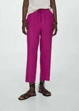 Pantalon de lino con diseño crop y corte jogger, de tiro medio con cintura elástica y cierre de lazo. Cuenta con dos bolsillos laterales y dos bolsillos de ribete en la parte posterior.