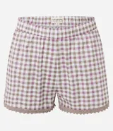 Conjunto de pijama compuesto por una remera de algodón color beige con estampado frontal místico y un short con estampado de cuadros vichy, cintura elástica y detalle de encaje en el ruedo.
