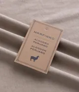 Remera básica de corte slim para hombre, confeccionada en suave algodón peruano con cuello redondo y mangas cortas, de diseño liso.